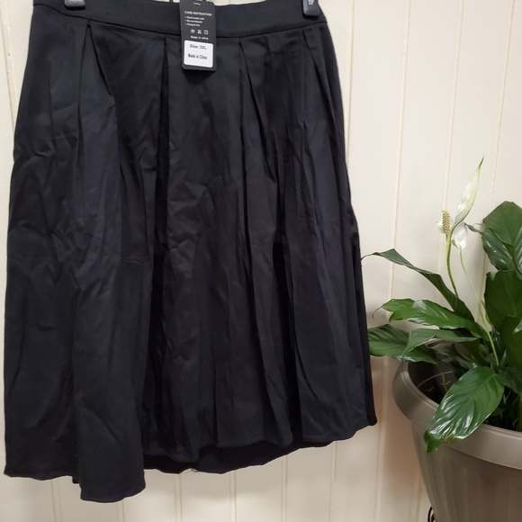 Black skater skirt with pockets - Picture 2 of 2
